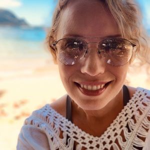 Meet your Posher, Elishia